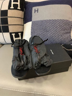 （售）小芬店舖～YSL SAINT LAURENT 黑色logo涼鞋/夾腳涼鞋39號（保證真品）