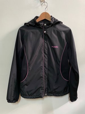 PLAYBOY 黑色品牌字樣粉色線條裝飾連帽風衣外套/ 95 （1110602）
