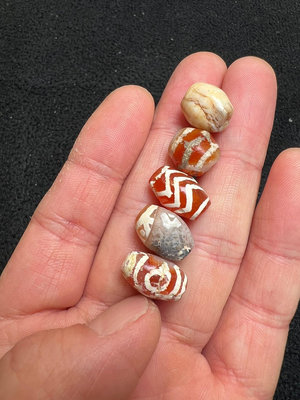 西亞千年紅玉髓鑲蝕珠共5顆，顆顆包漿油潤，風化自然細膩，顆顆