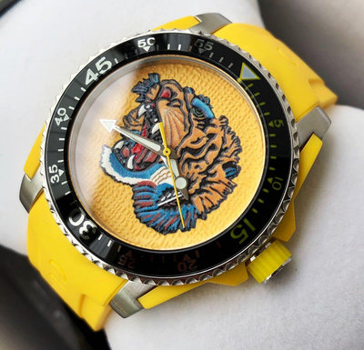 GUCCI Dive 陶瓷圈 老虎錶盤 黃色橡膠錶帶 石英 男士手錶 YA136317