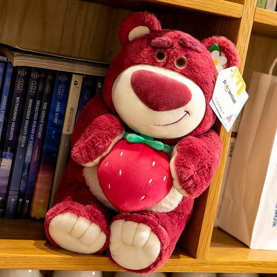 抱著草莓熊公仔迪士尼香粉味毛絨玩具玩偶抱枕送女友生日禮物可愛天秤百貨