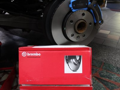~三重長鑫車業~正 BREMBO 原廠型碟盤 另有訂做 BREMBO外盤加大碟 兩片式浮動碟 福斯 VW T5 實裝圖