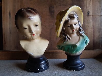 【 Sold 】非常少見 50年代 古女孩男孩石膏 戴帽女孩 古董擺件 復古懷舊 風化冰裂細紋 老玩具 歐洲老物 古道具