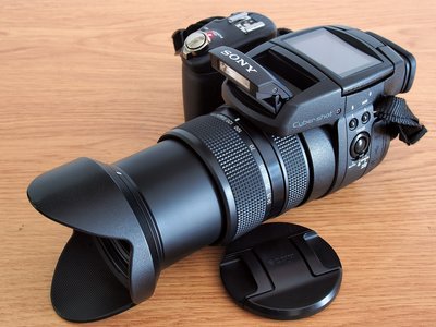 經典收藏二手中古 SONY DSC - R1 類單眼相機( 賣場內另有專用閃燈及近攝鏡頭錯過不再有請把握，合購可再議)