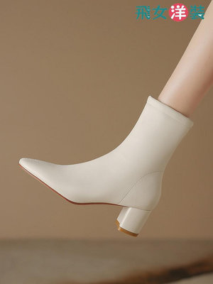 奶茶色羊皮小短靴女5cm高跟鞋法式瘦瘦靴加絨白色今年流行【飛女洋裝】