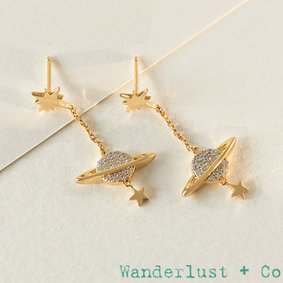 Wanderlust+Co 澳洲品牌 鑲鑽宇宙星球 金色星星垂墜式耳環 Cosmos