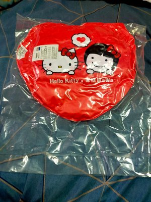 義賣Hello Kitty 抱枕毯。