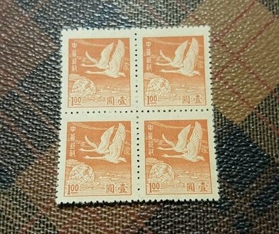 【觀天下 ◎ 郵幣天地】早期收藏 ◎ 常64-4.... 1949年 (上海版飛雁基數郵票)  1元新票四方連