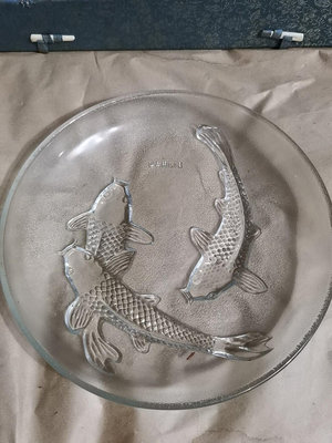 經典名門老玻璃厚盤經典，非常高檔的立體雕盤，凸起三條錦鯉魚生