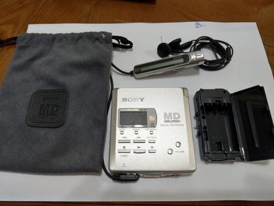 日本製SONY MZ-R55 MD 數位錄放隨身聽附液晶線控耳機/電池盒/攜行袋,時代精品值得收藏保存。