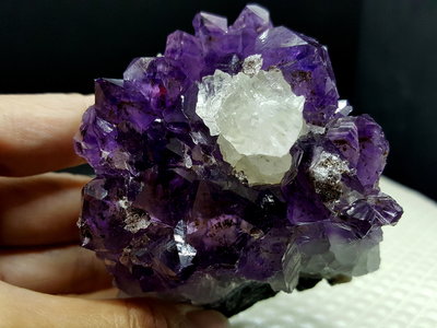 【好漾精品】❤❤巴西豔紫鈦金水晶~~晶體上帶清透方解石及二次結晶~~附底座❤❤