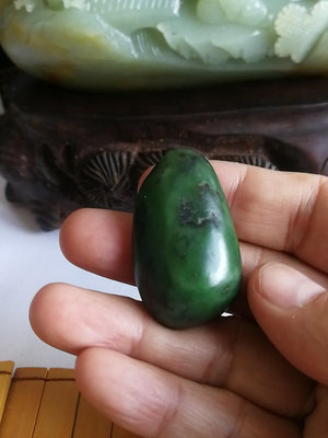 新疆和闐玉碧玉菠菜綠籽料原石，克重22.45克，籽形完整，玉
