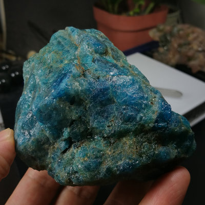 [友克鑫礦業]dd128約重408g-藍磷灰石原礦 磷灰石 Apatite 天然水晶 無加工未拋光原石 藍磷灰