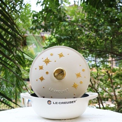 le creuset 法國酷彩 絕版金色  星星浮雕22cm媽咪鍋  全新，有原包裝盒🍁