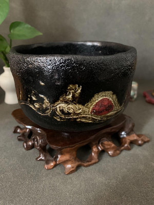 日本回流黑樂  杉本松山作抹茶碗，手捏胎、暗刻浮雕、釉色非常