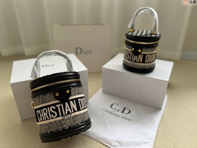 熱銷特惠迪家 Dior 圓筒包 經典款  飯桶包 手提包 單肩斜挎包 容量大 大號15×18/13×15明星同款 大牌 經典爆款