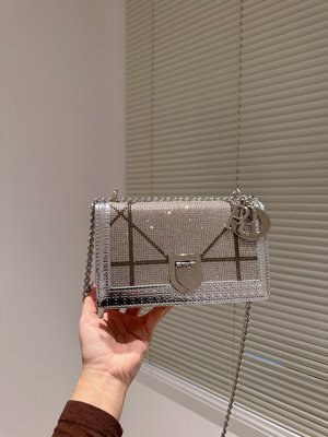 【一品香包】 新款Dior奢華水鑽盾牌鏈條包 單肩包斜背包 洋氣小方包 禮盒包裝