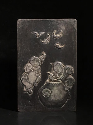 舊藏松花石盒硯 五福臨門，石料考究，質地溫潤細膩，盒蓋俏色雕