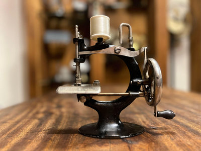 美國1904's  玩具 縫紉機  Smith &amp; Egge Co. The Little Comfort Sewing Machine