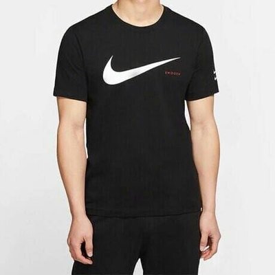 Nike Sportswear Swoosh 男款 短袖 短T 休閒  棉質 黑 CK2253-010 S-XL $980