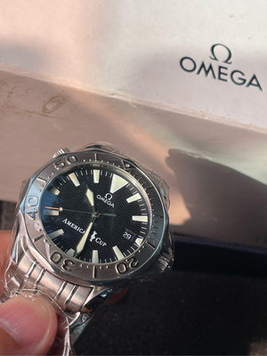 稀少 OMEGA 限量款 18白k 外圈 錶徑41.5 mm 原裝鋼帶、代用膠錶帶 、經典 神祕黑立體波纹面盤 防水 300m 可交流