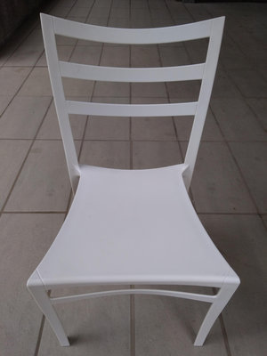 白色一體成形有靠背造型硬質塑膠椅子