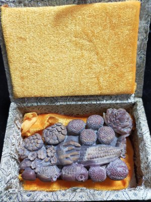 R0005 壽山石雕名家 荔枝碩果豐收精雕把玩 擺件 (附收藏盒) 寬13cm