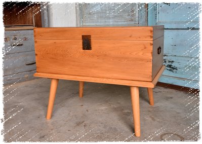 ^_^ 多 桑 台 灣 老 物 私 藏 ----- 水波木紋的台灣老檜木箱茶几,床頭桌
