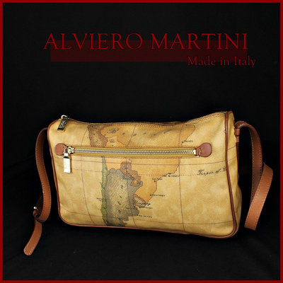 【桑園の】二手真品◆Alviero Martini 經典世界地圖 橫式拉鍊 斜背包 義大利製 週日結標 D 4373