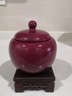 日本回流瓷器，福壽堂茶葉罐，胭脂紅單色釉，瓷胎厚實圓潤，釉色