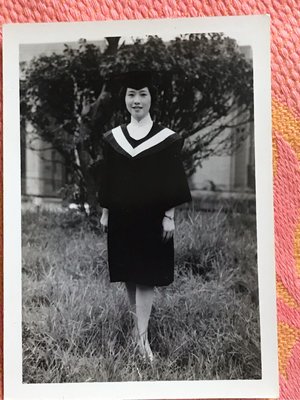 （往日情懷）1950-60年代，氣質美麗的台灣大學美女畢業學士照