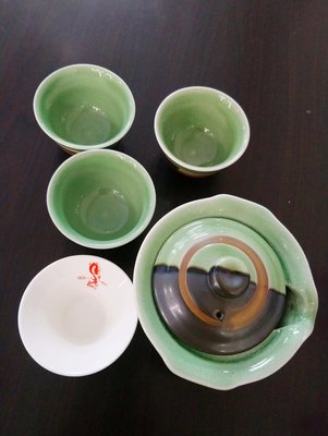 無署名無品牌有冰裂紋的陶瓷茶具組（含3茶杯+郭元益的小瓷茶杯 {9182020}2