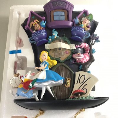 迪士尼alice愛麗絲夢遊仙境咕咕鐘擺件音樂盒全新的🌸迪士尼正版愛麗絲咕咕鐘，很大很重的一個，全新！造型很逼真，沒有瑕疵，有燈光和音樂功能，小鳥會出來報時！