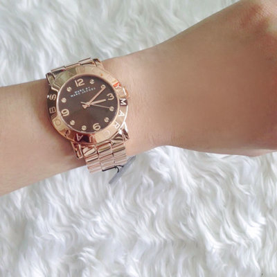 MARC BY MARC JACOBS Amy 晶鑽刻度 咖啡色錶盤 玫瑰金色不鏽鋼錶帶 石英 女士手錶 MBM3167