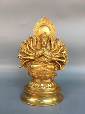 銅鎏金準提菩薩佛像，寬16cm高26cm厚9cm，重1.5公斤，30080R