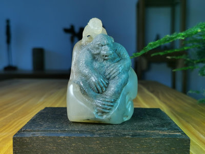 壽山石老料雕刻《子母猩猩》。珍貴的壽山坑頭凍石材質，質地極為7128