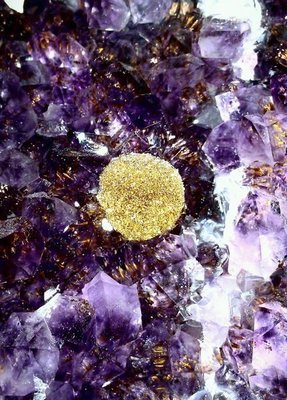 巴西瑪瑙邊[紫晶,鈦晶洞]重180kg(稀有珍品,滿室共生鈦金與特殊金球結晶)