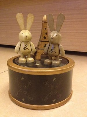 agnes b. 限量巴黎鐵塔小兔兔 Logo音樂盒