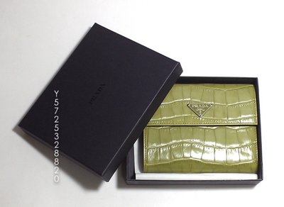 全新真品 PRADA 鱷魚壓紋牛皮釦式零錢機能中夾(芥末綠色) made in ITALY 特價$8800含運