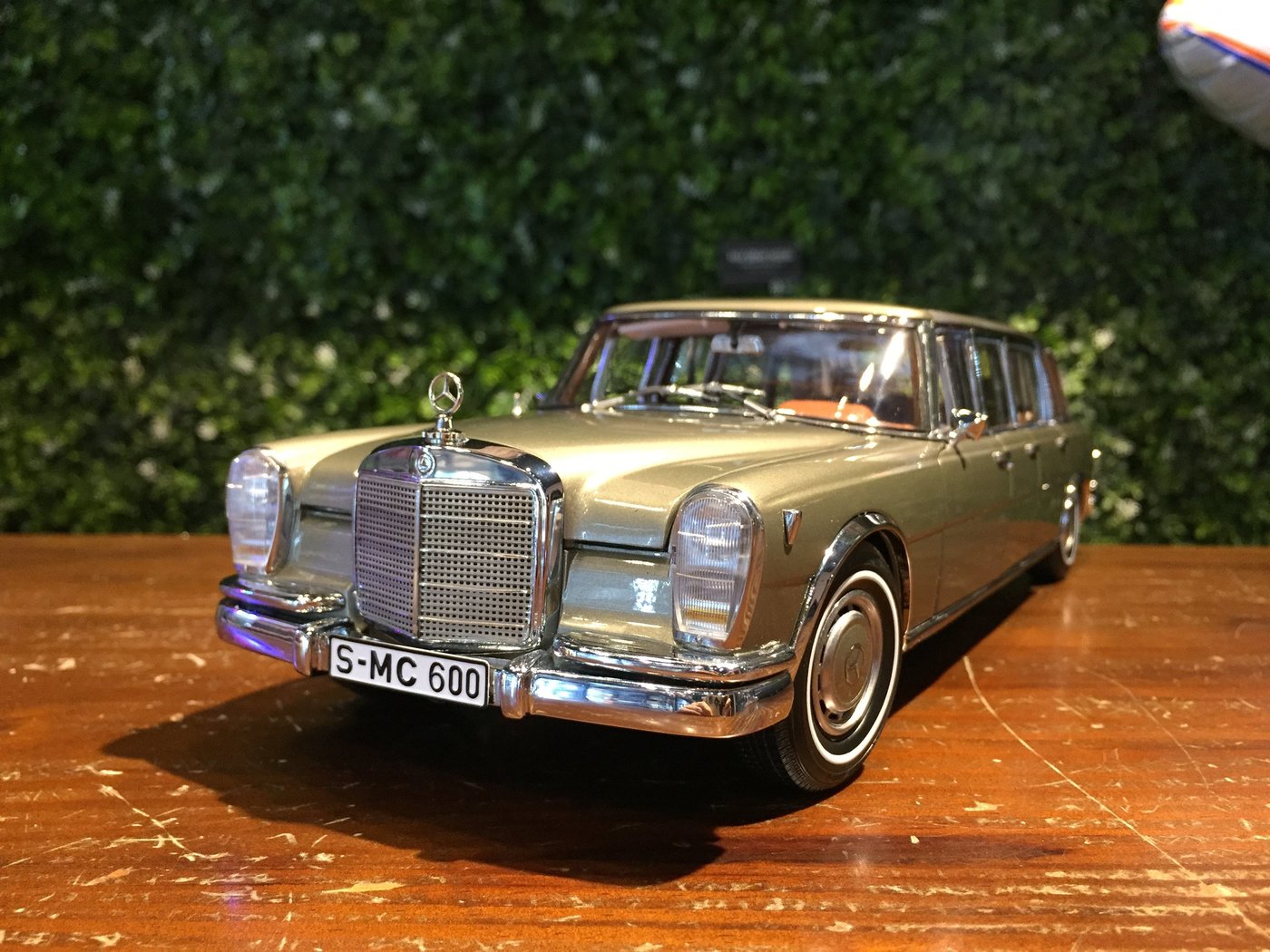 1/18 CMC Mercedes-Benz 600 Pullman (W100) Sunroof M204