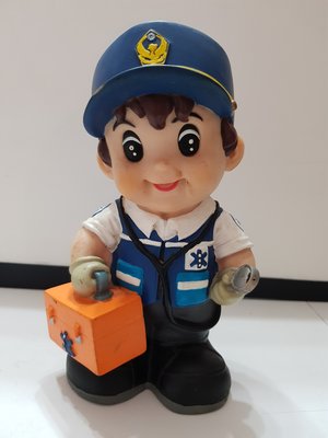 911 救護員 警察 公仔娃娃 大 - 高20 寬12 cm - 企業寶寶 存錢筒 - 251元起標    A-32箱