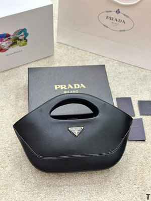 【小喜子代購】新款PRADA一元包包 包31BB082世就這款三角形保齡球包采用小牛皮。設計為雙面款式可用，一NO87413