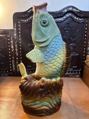 國光陶瓷公司 鯉魚型 擺件 落款 少見 。中華陶瓷 年年有餘 鯉魚陶瓷 落款 古道具