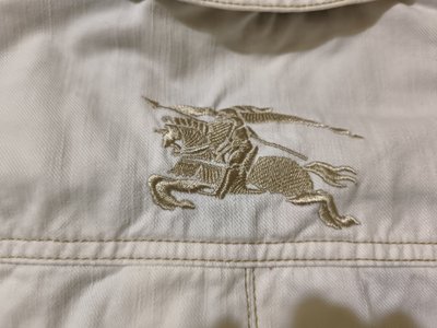女 全新真品 Burberry 漂亮時尚 米白色短版牛仔外套  後肩車繡大馬logo 購自英國