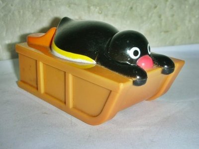 aaL集.(企業寶寶公仔娃娃)少見2007年KFC肯德基發行企鵝坐雪撬造型玩具!--車輪可動!