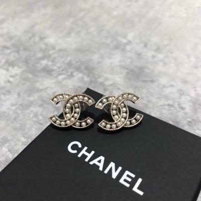 Chanel 耳環 Logo鑲珍珠耳環 《精品女王全新&amp;二手》