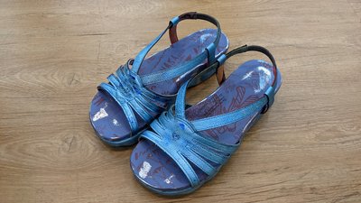 [風信子鞋坊]出清MACANNA麥坎納 繆斯系列牛皮素面氣墊涼鞋(藍)