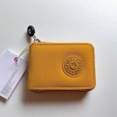 小Z代購#Kipling 猴子包 黃色 AC3715 輕量拉鍊小包 小巧輕便 鈔票/零錢/卡包 多夾層 防水 款式