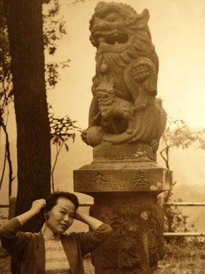 201215--台灣??神社--奉納老石獅--少女照--相關特殊(一律免運費-只有一張)原版--老照片