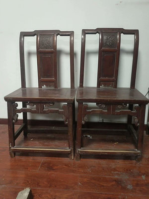可議價-清末櫸木椅子一對，雕刻精美牙板都在原品相無修。有一只腿短1.【店主收藏】5714